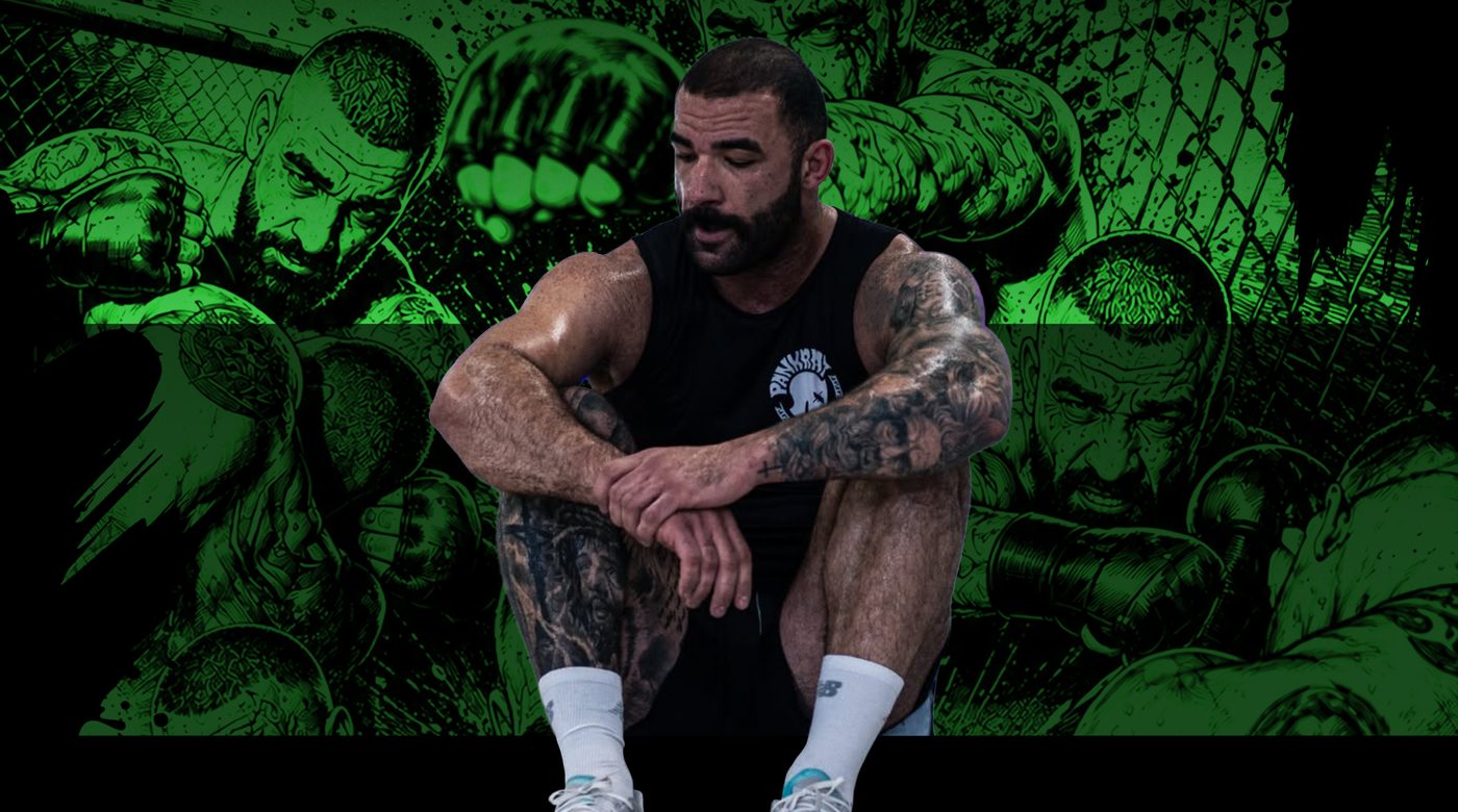 Marko Gligorić sitzend vor grünem Kampf-Artwork